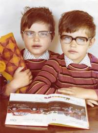 Einschulung 1973. Ich bin (links) mit meinem Zwillingsbruder.